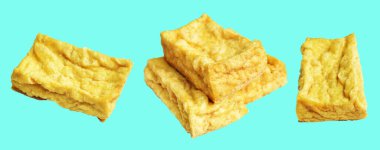 Kızarmış tofu, kırpma yolu ile izole edilmiş, yeşil arka planda gölge yok, Vietnam stili, soya fasulyesinden yapılmış vejetaryen ya da vejetaryen ve diyet.