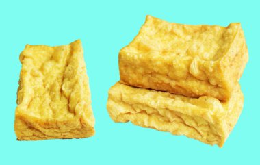 Kızarmış tofu, kırpma yolu ile izole edilmiş, yeşil arka planda gölge yok, Vietnam stili, soya fasulyesinden yapılmış vejetaryen ya da vejetaryen ve diyet.