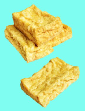 Kızarmış tofu, kırpma yolu ile izole edilmiş, yeşil arka planda gölge yok, Vietnam stili, soya fasulyesinden yapılmış vejetaryen ya da vejetaryen ve diyet.