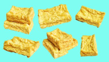 Kızarmış tofu, kırpma yolu ile izole edilmiş, yeşil arka planda gölge yok, Vietnam stili, soya fasulyesinden yapılmış vejetaryen ya da vejetaryen ve diyet.