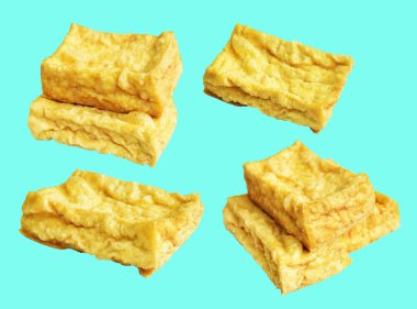 Kızarmış tofu, kırpma yolu ile izole edilmiş, yeşil arka planda gölge yok, Vietnam stili, soya fasulyesinden yapılmış vejetaryen ya da vejetaryen ve diyet.