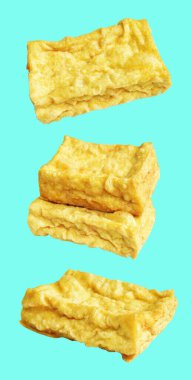 Kızarmış tofu, kırpma yolu ile izole edilmiş, yeşil arka planda gölge yok, Vietnam stili, soya fasulyesinden yapılmış vejetaryen ya da vejetaryen ve diyet.