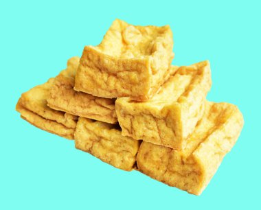 Kızarmış tofu, kırpma yolu ile izole edilmiş, yeşil arka planda gölge yok, Vietnam stili, soya fasulyesinden yapılmış vejetaryen ya da vejetaryen ve diyet.