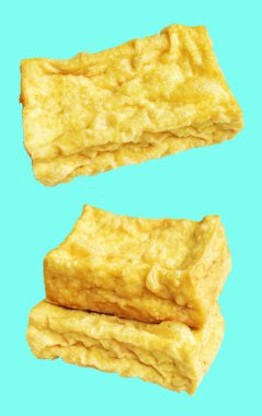 Kızarmış tofu, kırpma yolu ile izole edilmiş, yeşil arka planda gölge yok, Vietnam stili, soya fasulyesinden yapılmış vejetaryen ya da vejetaryen ve diyet.