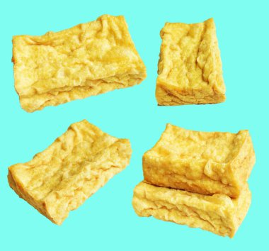 Kızarmış tofu, kırpma yolu ile izole edilmiş, yeşil arka planda gölge yok, Vietnam stili, soya fasulyesinden yapılmış vejetaryen ya da vejetaryen ve diyet.