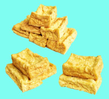 Kızarmış tofu, kırpma yolu ile izole edilmiş, yeşil arka planda gölge yok, Vietnam stili, soya fasulyesinden yapılmış vejetaryen ya da vejetaryen ve diyet.