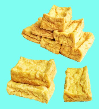 Kızarmış tofu, kırpma yolu ile izole edilmiş, yeşil arka planda gölge yok, Vietnam stili, soya fasulyesinden yapılmış vejetaryen ya da vejetaryen ve diyet.