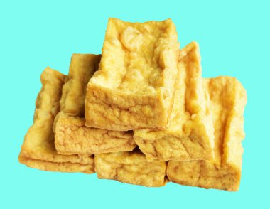 Kızarmış tofu, kırpma yolu ile izole edilmiş, yeşil arka planda gölge yok, Vietnam stili, soya fasulyesinden yapılmış vejetaryen ya da vejetaryen ve diyet.