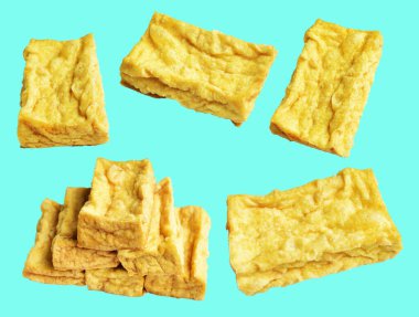 Kızarmış tofu, kırpma yolu ile izole edilmiş, yeşil arka planda gölge yok, Vietnam stili, soya fasulyesinden yapılmış vejetaryen ya da vejetaryen ve diyet.