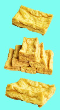 Kızarmış tofu, kırpma yolu ile izole edilmiş, yeşil arka planda gölge yok, Vietnam stili, soya fasulyesinden yapılmış vejetaryen ya da vejetaryen ve diyet.