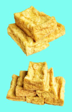 Kızarmış tofu, kırpma yolu ile izole edilmiş, yeşil arka planda gölge yok, Vietnam stili, soya fasulyesinden yapılmış vejetaryen ya da vejetaryen ve diyet.