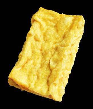 Kızarmış tofu, kırpma yolu ile izole edilmiş, siyah arka planda gölge yok, Vietnam stili, soya fasulyesinden yapılmış vejetaryen ya da vejetaryen ve diyet