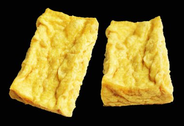 Kızarmış tofu, kırpma yolu ile izole edilmiş, siyah arka planda gölge yok, Vietnam stili, soya fasulyesinden yapılmış vejetaryen ya da vejetaryen ve diyet