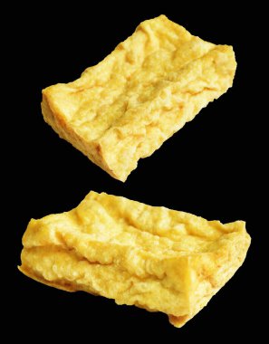 Kızarmış tofu, kırpma yolu ile izole edilmiş, siyah arka planda gölge yok, Vietnam stili, soya fasulyesinden yapılmış vejetaryen ya da vejetaryen ve diyet