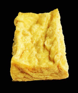 Kızarmış tofu, kırpma yolu ile izole edilmiş, siyah arka planda gölge yok, Vietnam stili, soya fasulyesinden yapılmış vejetaryen ya da vejetaryen ve diyet