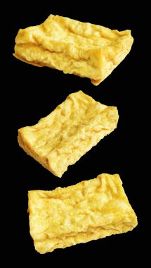 Kızarmış tofu, kırpma yolu ile izole edilmiş, siyah arka planda gölge yok, Vietnam stili, soya fasulyesinden yapılmış vejetaryen ya da vejetaryen ve diyet