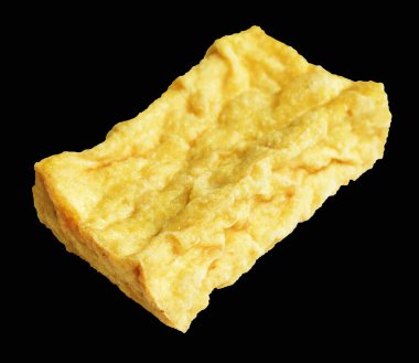 Kızarmış tofu, kırpma yolu ile izole edilmiş, siyah arka planda gölge yok, Vietnam stili, soya fasulyesinden yapılmış vejetaryen ya da vejetaryen ve diyet