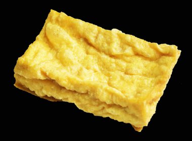 Kızarmış tofu, kırpma yolu ile izole edilmiş, siyah arka planda gölge yok, Vietnam stili, soya fasulyesinden yapılmış vejetaryen ya da vejetaryen ve diyet