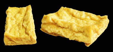 Kızarmış tofu, kırpma yolu ile izole edilmiş, siyah arka planda gölge yok, Vietnam stili, soya fasulyesinden yapılmış vejetaryen ya da vejetaryen ve diyet