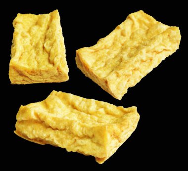 Kızarmış tofu, kırpma yolu ile izole edilmiş, siyah arka planda gölge yok, Vietnam stili, soya fasulyesinden yapılmış vejetaryen ya da vejetaryen ve diyet