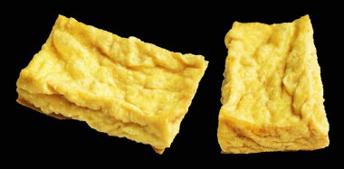 Kızarmış tofu, kırpma yolu ile izole edilmiş, siyah arka planda gölge yok, Vietnam stili, soya fasulyesinden yapılmış vejetaryen ya da vejetaryen ve diyet