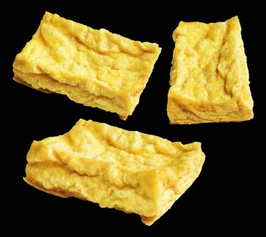 Kızarmış tofu, kırpma yolu ile izole edilmiş, siyah arka planda gölge yok, Vietnam stili, soya fasulyesinden yapılmış vejetaryen ya da vejetaryen ve diyet