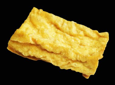 Kızarmış tofu, kırpma yolu ile izole edilmiş, siyah arka planda gölge yok, Vietnam stili, soya fasulyesinden yapılmış vejetaryen ya da vejetaryen ve diyet