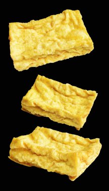 Kızarmış tofu, kırpma yolu ile izole edilmiş, siyah arka planda gölge yok, Vietnam stili, soya fasulyesinden yapılmış vejetaryen ya da vejetaryen ve diyet