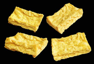 Kızarmış tofu, kırpma yolu ile izole edilmiş, siyah arka planda gölge yok, Vietnam stili, soya fasulyesinden yapılmış vejetaryen ya da vejetaryen ve diyet