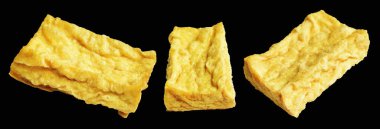 Kızarmış tofu, kırpma yolu ile izole edilmiş, siyah arka planda gölge yok, Vietnam stili, soya fasulyesinden yapılmış vejetaryen ya da vejetaryen ve diyet