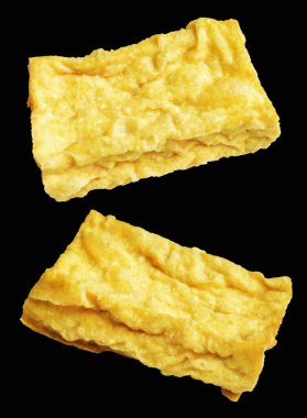 Kızarmış tofu, kırpma yolu ile izole edilmiş, siyah arka planda gölge yok, Vietnam stili, soya fasulyesinden yapılmış vejetaryen ya da vejetaryen ve diyet