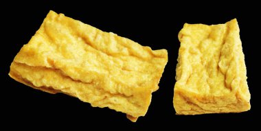 Kızarmış tofu, kırpma yolu ile izole edilmiş, siyah arka planda gölge yok, Vietnam stili, soya fasulyesinden yapılmış vejetaryen ya da vejetaryen ve diyet