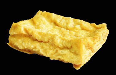 Kızarmış tofu, kırpma yolu ile izole edilmiş, siyah arka planda gölge yok, Vietnam stili, soya fasulyesinden yapılmış vejetaryen ya da vejetaryen ve diyet