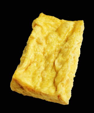 Kızarmış tofu, kırpma yolu ile izole edilmiş, siyah arka planda gölge yok, Vietnam stili, soya fasulyesinden yapılmış vejetaryen ya da vejetaryen ve diyet