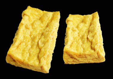 Kızarmış tofu, kırpma yolu ile izole edilmiş, siyah arka planda gölge yok, Vietnam stili, soya fasulyesinden yapılmış vejetaryen ya da vejetaryen ve diyet