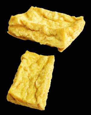 Kızarmış tofu, kırpma yolu ile izole edilmiş, siyah arka planda gölge yok, Vietnam stili, soya fasulyesinden yapılmış vejetaryen ya da vejetaryen ve diyet