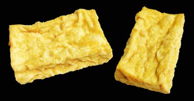 Kızarmış tofu, kırpma yolu ile izole edilmiş, siyah arka planda gölge yok, Vietnam stili, soya fasulyesinden yapılmış vejetaryen ya da vejetaryen ve diyet