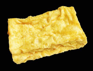 Kızarmış tofu, kırpma yolu ile izole edilmiş, siyah arka planda gölge yok, Vietnam stili, soya fasulyesinden yapılmış vejetaryen ya da vejetaryen ve diyet