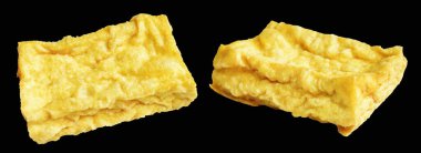 Kızarmış tofu, kırpma yolu ile izole edilmiş, siyah arka planda gölge yok, Vietnam stili, soya fasulyesinden yapılmış vejetaryen ya da vejetaryen ve diyet