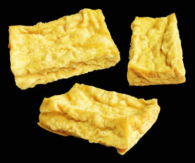 Kızarmış tofu, kırpma yolu ile izole edilmiş, siyah arka planda gölge yok, Vietnam stili, soya fasulyesinden yapılmış vejetaryen ya da vejetaryen ve diyet