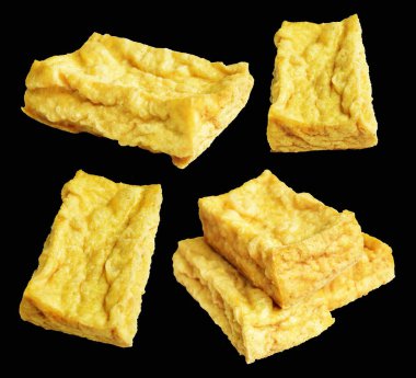 Kızarmış tofu, kırpma yolu ile izole edilmiş, siyah arka planda gölge yok, Vietnam stili, soya fasulyesinden yapılmış vejetaryen ya da vejetaryen ve diyet