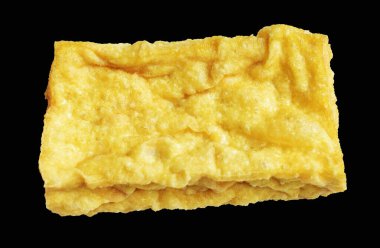 Kızarmış tofu, kırpma yolu ile izole edilmiş, siyah arka planda gölge yok, Vietnam stili, soya fasulyesinden yapılmış vejetaryen ya da vejetaryen ve diyet