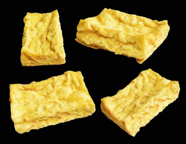 Kızarmış tofu, kırpma yolu ile izole edilmiş, siyah arka planda gölge yok, Vietnam stili, soya fasulyesinden yapılmış vejetaryen ya da vejetaryen ve diyet