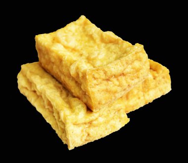 Kızarmış tofu, kırpma yolu ile izole edilmiş, siyah arka planda gölge yok, Vietnam stili, soya fasulyesinden yapılmış vejetaryen ya da vejetaryen ve diyet