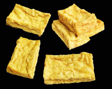 Kızarmış tofu, kırpma yolu ile izole edilmiş, siyah arka planda gölge yok, Vietnam stili, soya fasulyesinden yapılmış vejetaryen ya da vejetaryen ve diyet