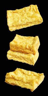 Kızarmış tofu, kırpma yolu ile izole edilmiş, siyah arka planda gölge yok, Vietnam stili, soya fasulyesinden yapılmış vejetaryen ya da vejetaryen ve diyet