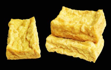 Kızarmış tofu, kırpma yolu ile izole edilmiş, siyah arka planda gölge yok, Vietnam stili, soya fasulyesinden yapılmış vejetaryen ya da vejetaryen ve diyet