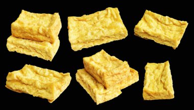 Kızarmış tofu, kırpma yolu ile izole edilmiş, siyah arka planda gölge yok, Vietnam stili, soya fasulyesinden yapılmış vejetaryen ya da vejetaryen ve diyet