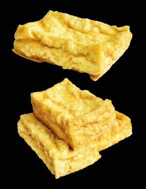 Kızarmış tofu, kırpma yolu ile izole edilmiş, siyah arka planda gölge yok, Vietnam stili, soya fasulyesinden yapılmış vejetaryen ya da vejetaryen ve diyet