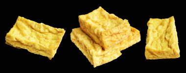 Kızarmış tofu, kırpma yolu ile izole edilmiş, siyah arka planda gölge yok, Vietnam stili, soya fasulyesinden yapılmış vejetaryen ya da vejetaryen ve diyet